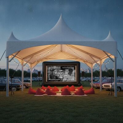Drive-in-Kino, Outdoor-Filmparty, Festzelt, Riesenleinwand, Montage einer europäischen Filmfestival-Event-Überdachungsstruktur